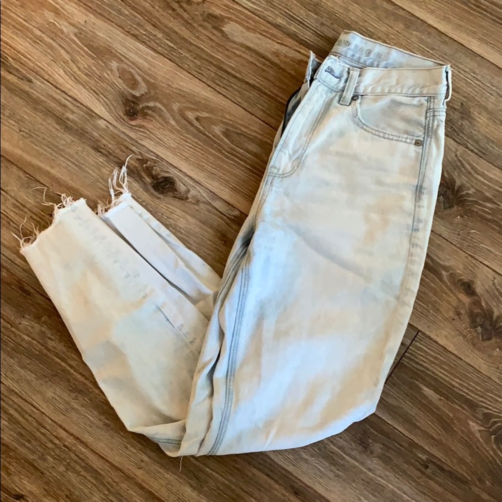 American Eagle Light wash high rise Mom Jeans